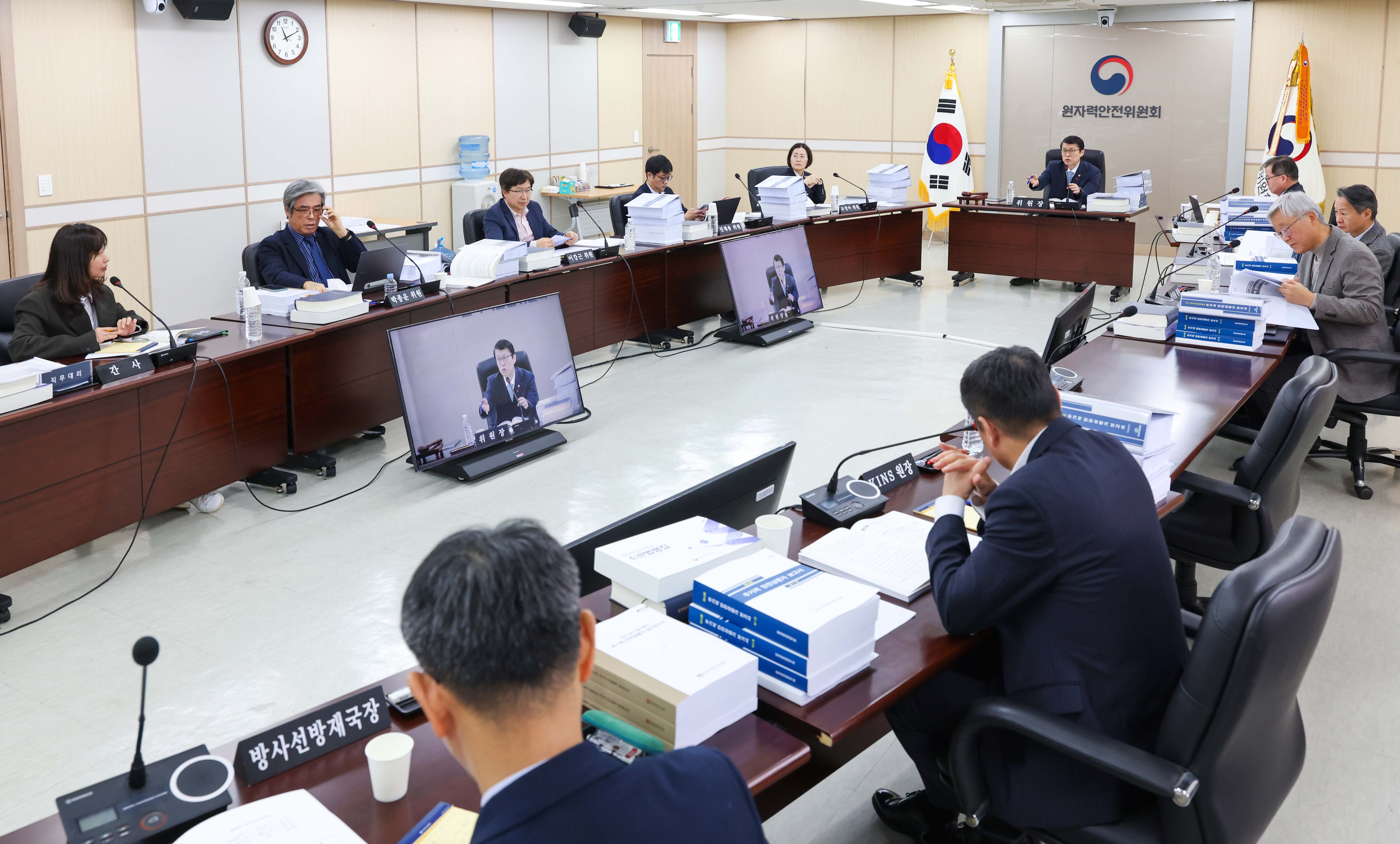 [단독] “답변 거지같네” 막말에 발언 독식… 원안위원 한 명에 ‘원전 연장’ 발목
